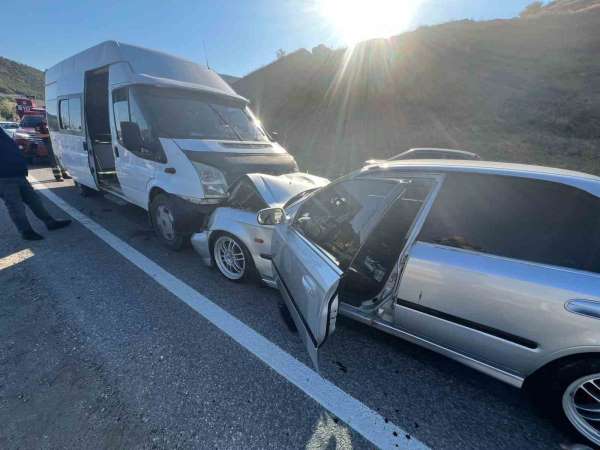 Amasya'da tarım işlerini taşıyan minibüs otomobille çarpıştı: 14 yaralı