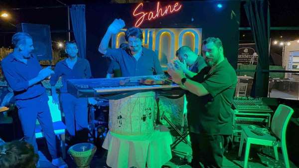 Bodrum'da sanatçı baskılara dayanamayıp davulunu kırarak sahneyi bıraktı