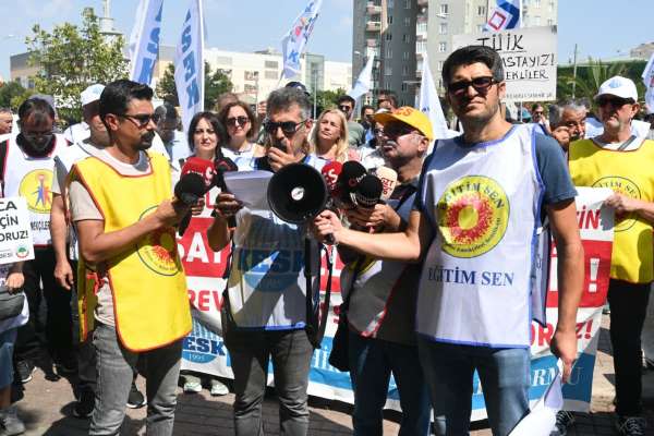 Memurlar iş bırakıp basın acıkması yaptı