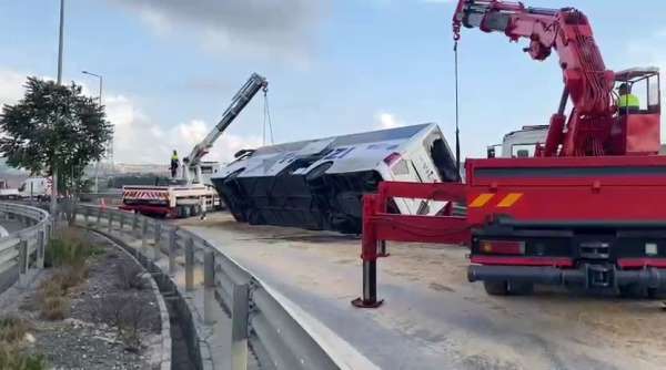 Sancaktepe'de 3 kişinin hayatını kaybettiği kaza sonrası yolcu otobüsü olay yerinden kaldırıldı