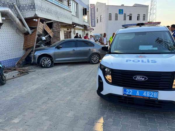 Edirne'de 'dur' ihtarına uymayan iki aracın kaçışı kazayla son buldu