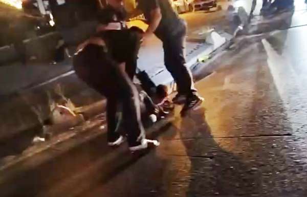 Esenyurt'ta 2 kişinin saldırısına uğrayan genç dakikalarca yol ortasında darp edildi
