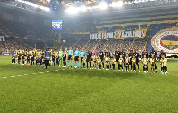 Fenerbahçeli taraftarlardan Lyon maçına özel koreografi