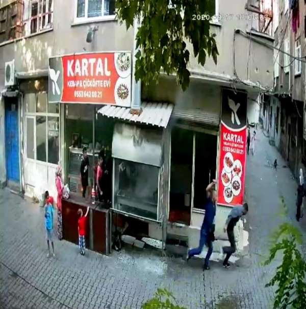 Önce eşini ardından akrabasını bıçakladı, bu anlar güvenlik kamerasına yansıdı