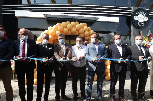 Tek oturuşta 150 bin kişi kapasiteli yemek fabrikası açıldı