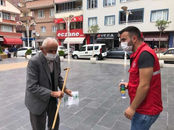 Türkeli'de tek kullanımlık seccade dağıtımı