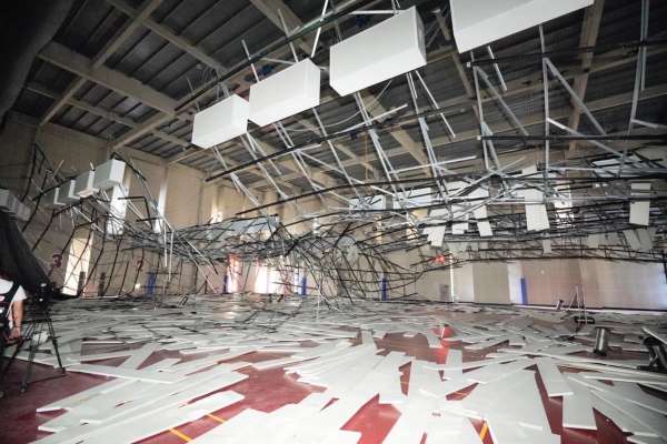 Tayvan'da depremin şiddetine dayanamayan çatı sporcuların üzerine çöktü