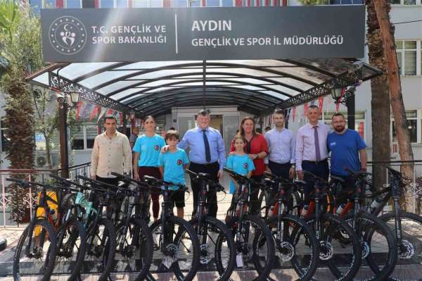 GSB Spor Okulları, genç bisikletçilere yeni ekipmanlarla destek oluyor