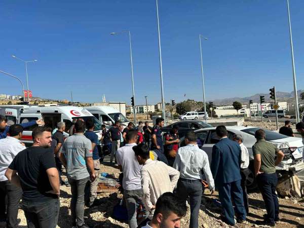 Şırnak'ta freni boşalan pikap kaza yaptı: 7 yaralı