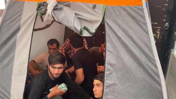 Amasya'da tırdaki kamp çadırlarında 17 kaçak göçmen yakalandı