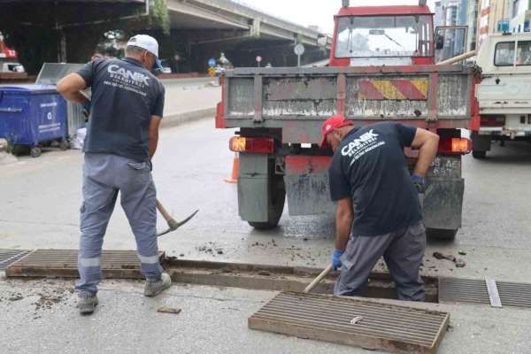 Canik'te mazgallar sağanak yağışa karşı temizleniyor