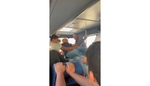 Elazığ'da otobüs şoförü ile yolcunun tekme tokatlı kavgası kamerada