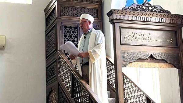 44 yıllık imam cemaatine cuma hutbesiyle veda etti