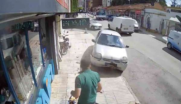 Kaldırıma çıkan otomobilin altında kalmaktan dubalar sayesinde kurtuldu: O anlar kamerada