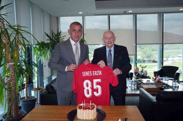 TFF Onursal Başkanı Şenes Erzik için doğum günü kutlaması düzenlendi