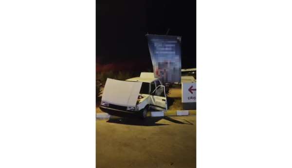 Yasak olmasına rağmen 'U' dönüşü yapmak isteyen alkollü sürücü kaza yaptı