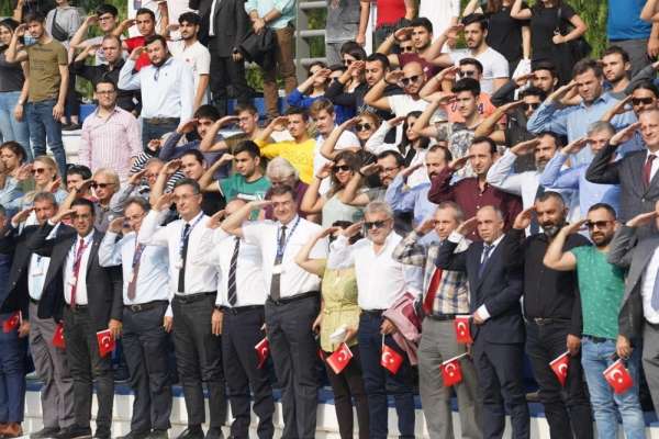 Ege Üniversitesi ailesi Mehmetçiğe 'asker selamıyla' destek verdi