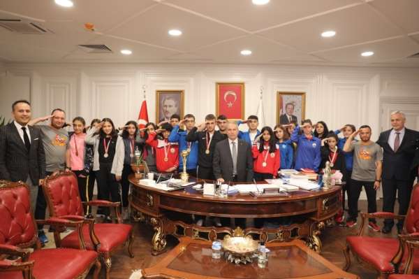 Kick boksçular kupa sevincini Başkan Demirtaş'la paylaştılar 