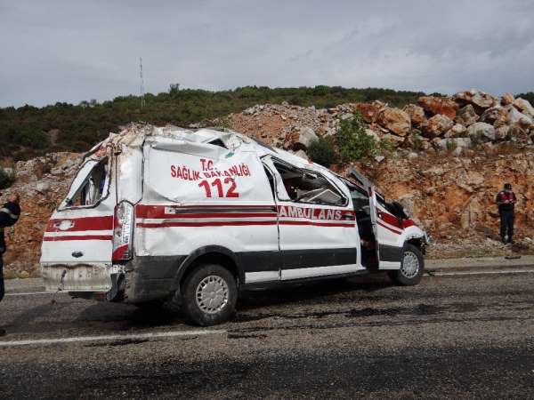 Bilecik'te hastaya giden ambulans kaza yaptı: 2 yaralı 