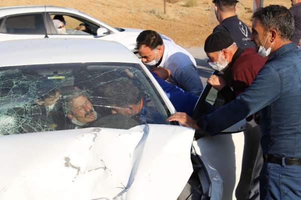 Elazığ'da kazada araçta sıkışan 4 yaralı için ekipler seferber oldu 