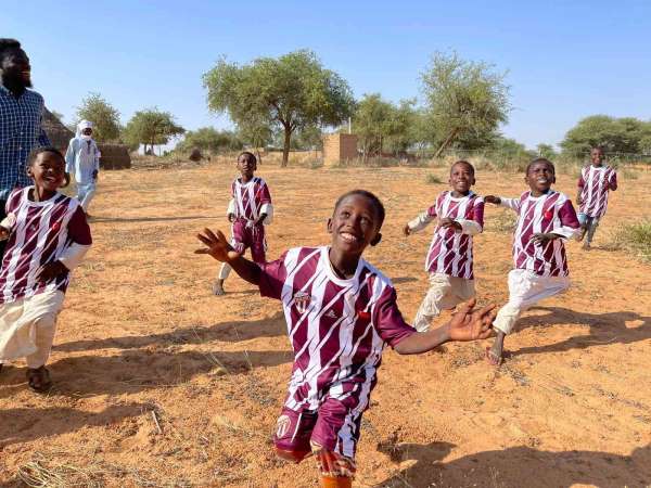 İnegölspor'dan Sudanlı çocuklara jest - Bursa haber