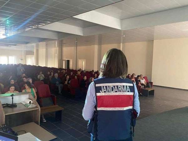 Jandarma üniversite kız öğrenci yurdunda kalan öğrencileri bilgilendirdi - Aydın haber