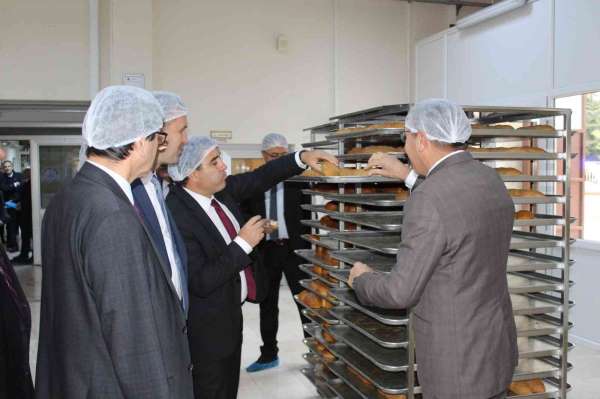 Kamu kurumları için öğrenciler günlük 15 bin ekmek üretiyor - Afyonkarahisar haber