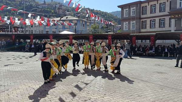 Kırgızistan ve Kazakistanlı sanatçılar Saimbeyli'nin kurtuluş coşkusuna ortak oldu