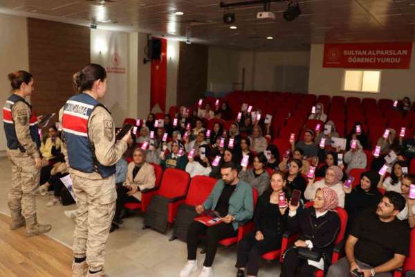 Muş'ta 160 üniversite öğrencisine KADES uygulaması anlatıldı