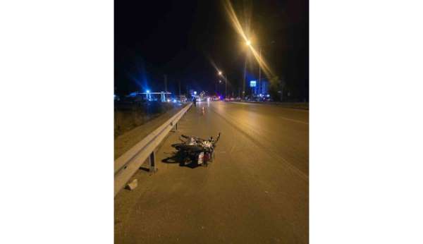 Otomobille motosikletin çarpıştığı kazada bir kişi öldü, 2 kişi yaralandı