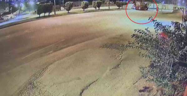 Su tankerine çarpan kamyonetin sürücüsünün öldüğü kaza anı kamerada