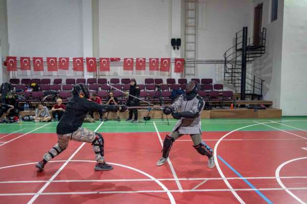 Video oyunu merakı baba-oğlu kılıç sporunda buluşturdu