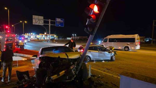 Bandırma Hastane Kavşağı'nda trafik kazası: 3 yaralı