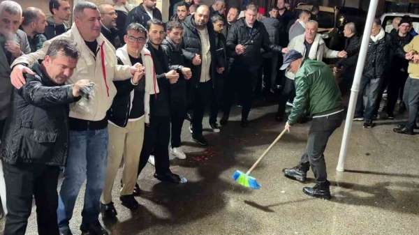 Bursa'da yağmur altında Arnavut damat coşkusu