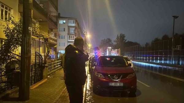 Kaza sonrası 2.27 promil alkollü sürücü yanan aracını sigara içerek izledi
