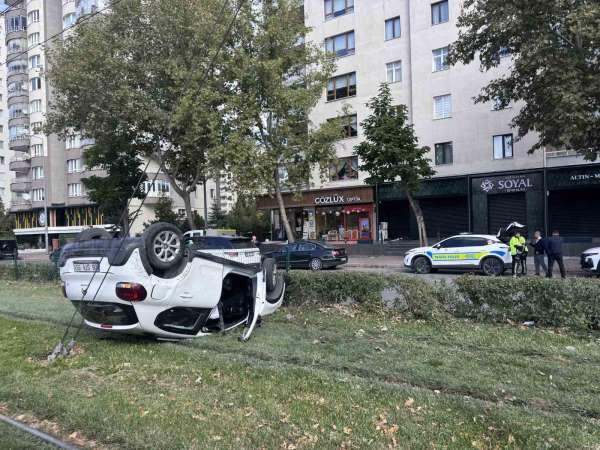 Kaza yapan otomobil takla atıp tramvay yoluna girdi: 1 yaralı