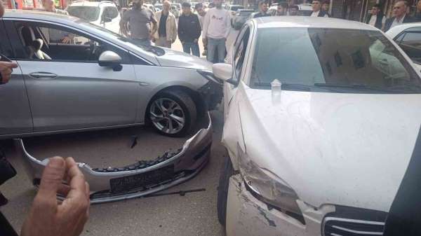 Kurtalan'da trafik kazasında araçlarda maddi hasar meydana geldi
