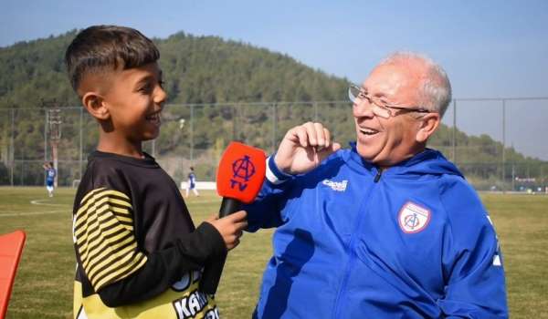 Altınordu Başkanı Özkan'ın altyapı öğrencisiyle renkli röportajı gülümsetti