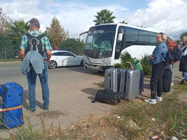 Havalimanına turistleri taşıyan midibüs karşı şeride geçti, kaza ucuz atlatıldı - Antalya haber