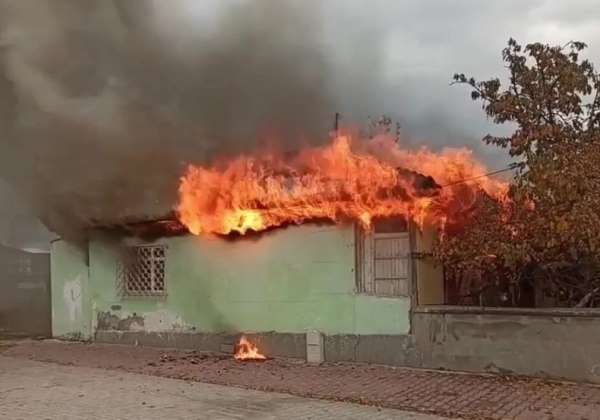 Suluova'da ahşap ev alev alev yandı - Amasya haber