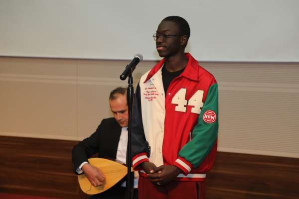 Senegalli öğrencinin 'Sarı gelin' türküsünü seslendirmesi ilgi gördü