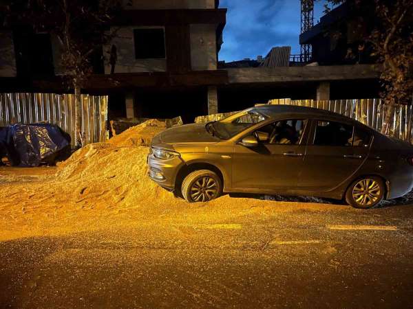 Beylikdüzü'nde bir inşaat firmasının yola döktüğü kum kazaya neden oldu