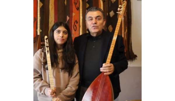 Güzel Sanatlar lisesini kazanan öğrenciye Başkan Demir'den 2 bağlama saz hediye