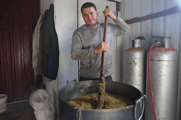 Kara kazanda pişen zeytinyağlı defne sabunu Türkiye'nin dört bir yanından rağbet görüyor