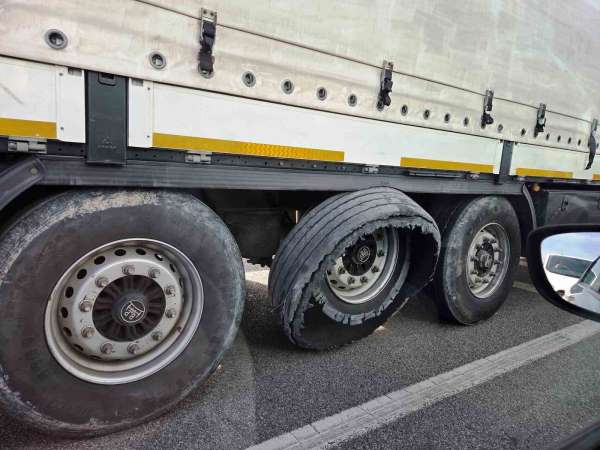 Lastiği parçalanan tırın tehlikeli yolculuğu