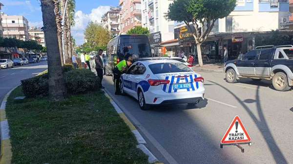 Manavgat'ta 3 aracın karıştığı zincirleme kazada 1 kişi yaralandı