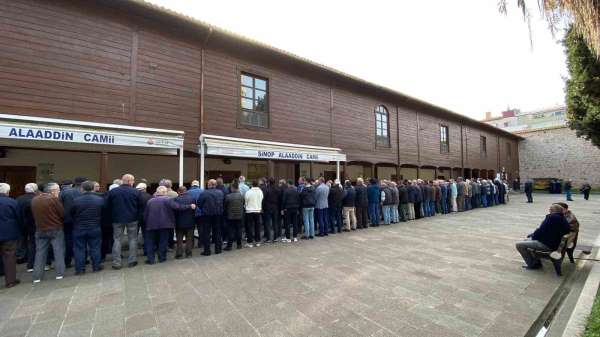 Sinop'ta çöp kamyonunun çarptığı kadın toprağa verildi