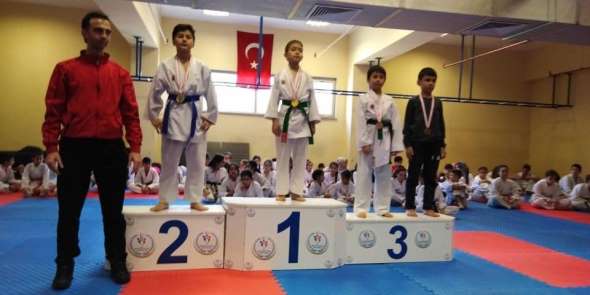 1308 Osmaneli Belediyespor karate takımı 30 madalya kazandı 