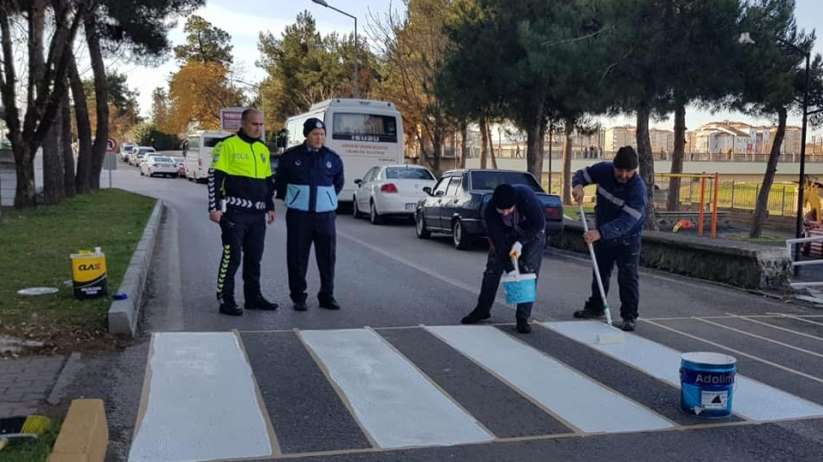 Çarşamba Belediyesi'nden levha ve yaya geçidi çalışmaları