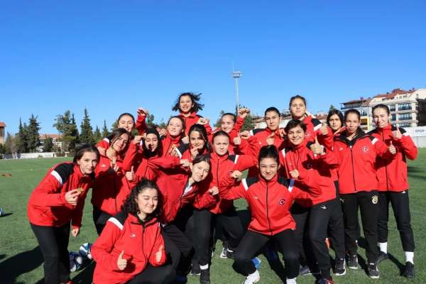 Burdur'da kurulan kadın futbol kulübü sahaya indi